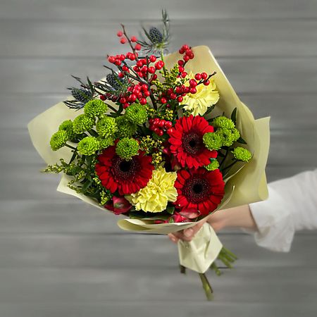 Букет живых цветов БУКЕТ МАРКЕТ ДАРИТЕ С УДОВОЛЬСТВИЕМ Букет из хризантем, гербер и илекса снеки гербер органик нутрипуффс рисово пшеничные звездочки банан с 12 мес 35 г 5 шт