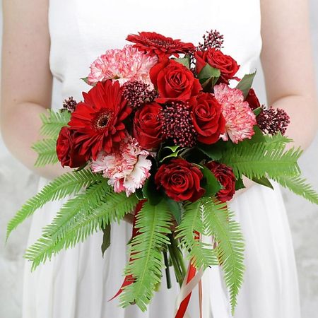 Букет живых цветов БУКЕТ МАРКЕТ ДАРИТЕ С УДОВОЛЬСТВИЕМ Букет невесты из роз, гербер, гвоздик и папоротника свадебные ленты для подружек невесты hgdtff