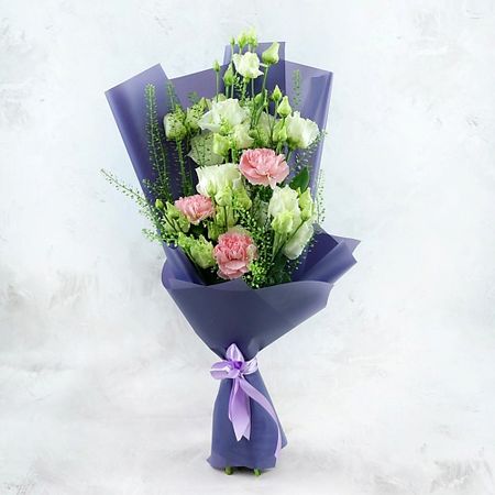 Букет живых цветов БУКЕТ МАРКЕТ ДАРИТЕ С УДОВОЛЬСТВИЕМ Букет из гвоздик и лизиантуса