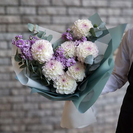 Букет живых цветов БУКЕТ МАРКЕТ ДАРИТЕ С УДОВОЛЬСТВИЕМ Букет из георгин и кустовой маттиолы