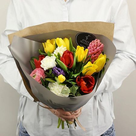 Букет живых цветов БУКЕТ МАРКЕТ ДАРИТЕ С УДОВОЛЬСТВИЕМ Яркий букет из весенних цветов