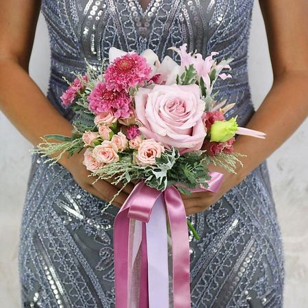 Букет живых цветов БУКЕТ МАРКЕТ ДАРИТЕ С УДОВОЛЬСТВИЕМ Букет из орхидей, роз и мимозы