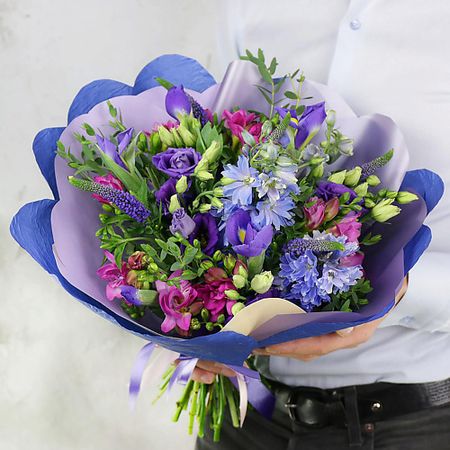 Букет живых цветов БУКЕТ МАРКЕТ ДАРИТЕ С УДОВОЛЬСТВИЕМ Букет из фрезий, ирисов и вероники