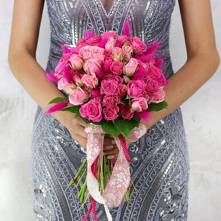 Букет живых цветов БУКЕТ МАРКЕТ ДАРИТЕ С УДОВОЛЬСТВИЕМ Букет из роз, салала и лагуруса