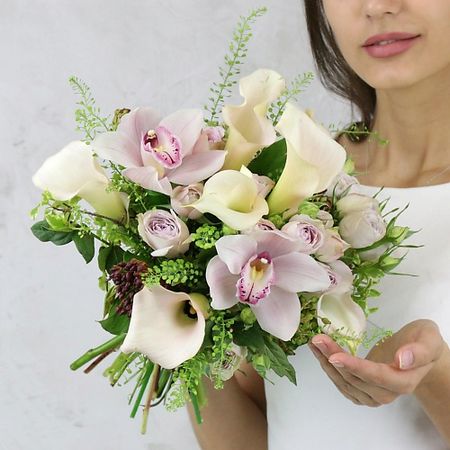 Букет живых цветов БУКЕТ МАРКЕТ ДАРИТЕ С УДОВОЛЬСТВИЕМ Букет невесты из калл, роз, орхидей и вибурнума свадебные ленты для подружек невесты hgdtff