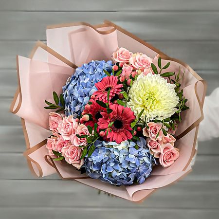 Букет живых цветов БУКЕТ МАРКЕТ ДАРИТЕ С УДОВОЛЬСТВИЕМ Букет из кустовых роз, гортензий и гербер искусственный букет гортензий из шелка