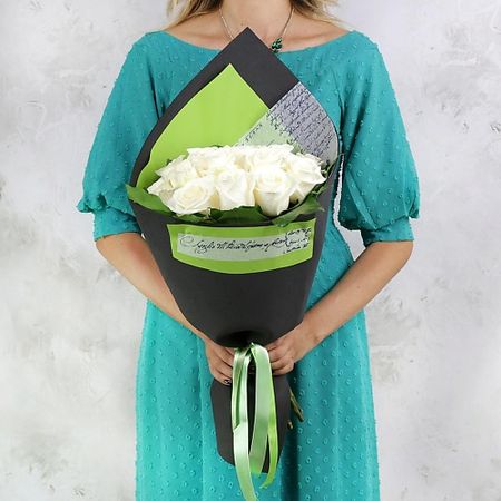 Букет живых цветов БУКЕТ МАРКЕТ ДАРИТЕ С УДОВОЛЬСТВИЕМ Букет из 15 белых роз и листьев хедеры искусственные светодиодные гирлянды из листьев 12 шт