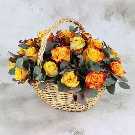 Букет живых цветов БУКЕТ МАРКЕТ ДАРИТЕ С УДОВОЛЬСТВИЕМ 25 желто-оранжевых роз 40 см. с листьями эвкалипта в корзине подарочные пакеты с листьями эвкалипта fengrise