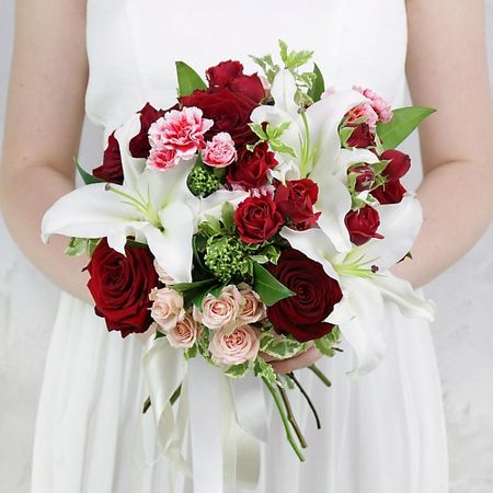 Букет живых цветов БУКЕТ МАРКЕТ ДАРИТЕ С УДОВОЛЬСТВИЕМ Букет невесты из гвоздик, лилий и роз свадебные ленты для подружек невесты hgdtff