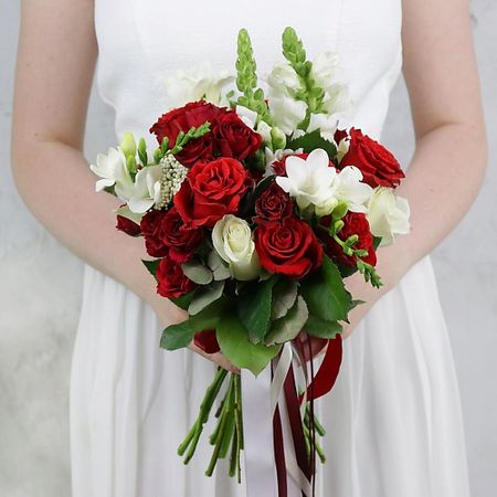 Букет живых цветов БУКЕТ МАРКЕТ ДАРИТЕ С УДОВОЛЬСТВИЕМ Букет невесты из роз, фрезий и леувенбека свадебные ленты для подружек невесты hgdtff