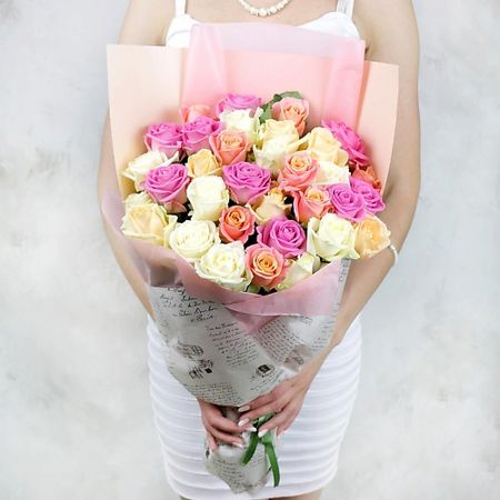 Букет живых цветов БУКЕТ МАРКЕТ ДАРИТЕ С УДОВОЛЬСТВИЕМ Букет из 33 белых и розовых роз Россия 60 см.