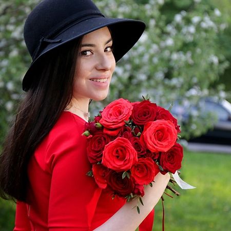 Букет живых цветов БУКЕТ МАРКЕТ ДАРИТЕ С УДОВОЛЬСТВИЕМ Букет невесты из красных роз и эвкалипта свадебные ленты для подружек невесты hgdtff