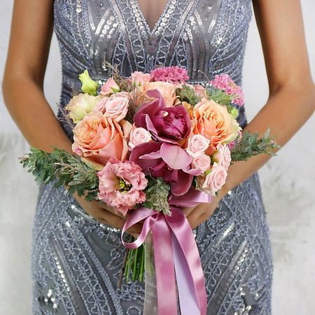 Букет живых цветов БУКЕТ МАРКЕТ ДАРИТЕ С УДОВОЛЬСТВИЕМ Букет из роз, орхидей и скабиозы