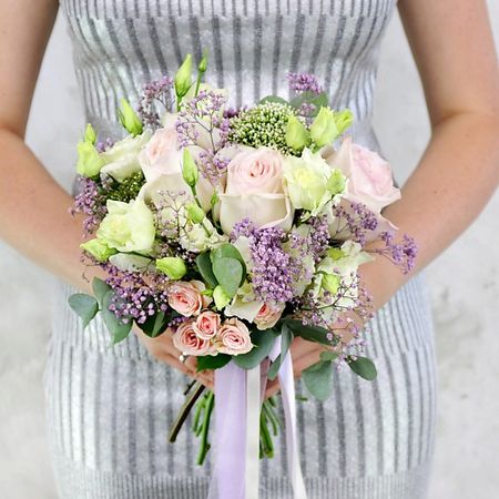 Букет живых цветов БУКЕТ МАРКЕТ ДАРИТЕ С УДОВОЛЬСТВИЕМ Букет из роз, лизиантусов и гипсофил