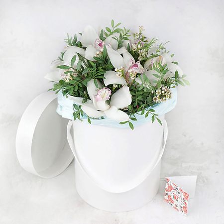 Букет живых цветов БУКЕТ МАРКЕТ ДАРИТЕ С УДОВОЛЬСТВИЕМ Композиция из орхидеи и хамелациума в шляпной коробке искусственные орхидеи wqnjin 60 см