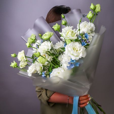 Букет живых цветов БУКЕТНЫЙ ДОМИК Дуо-букет эустома и оксипеталум миниатюрный домик из смолы