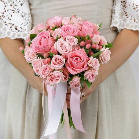 Букет живых цветов БУКЕТ МАРКЕТ ДАРИТЕ С УДОВОЛЬСТВИЕМ Букет из роз, гиперикума и салала