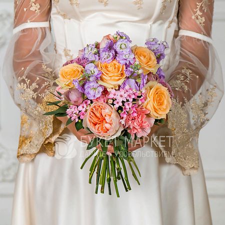 Букет живых цветов БУКЕТ МАРКЕТ ДАРИТЕ С УДОВОЛЬСТВИЕМ Букет невесты из роз, гвоздик, бовардии и эвкалипта