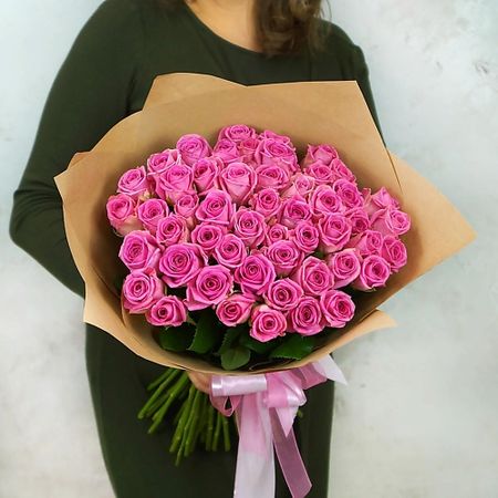 Букет живых цветов БУКЕТ МАРКЕТ ДАРИТЕ С УДОВОЛЬСТВИЕМ 51 розовая роза в крафте Россия 60 см.