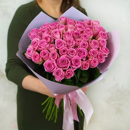Букет живых цветов БУКЕТ МАРКЕТ ДАРИТЕ С УДОВОЛЬСТВИЕМ 51 розовая роза в упаковке Россия 60 см.