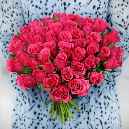 Букет живых цветов БУКЕТ МАРКЕТ ДАРИТЕ С УДОВОЛЬСТВИЕМ 65 малиновых роз с лентой Кения 40 см.