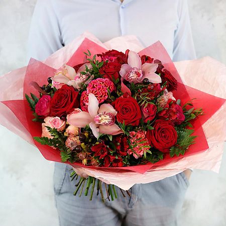 Букет живых цветов БУКЕТ МАРКЕТ ДАРИТЕ С УДОВОЛЬСТВИЕМ Букет из роз, альстромерий и орхидей в упаковке