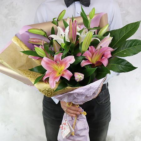 Букет живых цветов БУКЕТ МАРКЕТ ДАРИТЕ С УДОВОЛЬСТВИЕМ Букет из 5 восточных лилий с листьями аралия подарочные пакеты с листьями эвкалипта fengrise