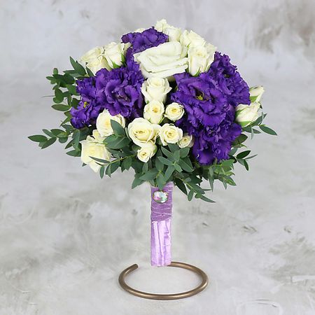 Букет живых цветов БУКЕТ МАРКЕТ ДАРИТЕ С УДОВОЛЬСТВИЕМ Бело-фиолетовый букет невесты из роз и лизиантуса