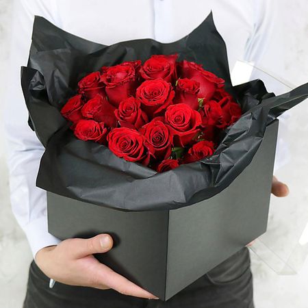 Букет живых цветов БУКЕТ МАРКЕТ ДАРИТЕ С УДОВОЛЬСТВИЕМ Композиция из 35 роз в подарочной коробке, Кения