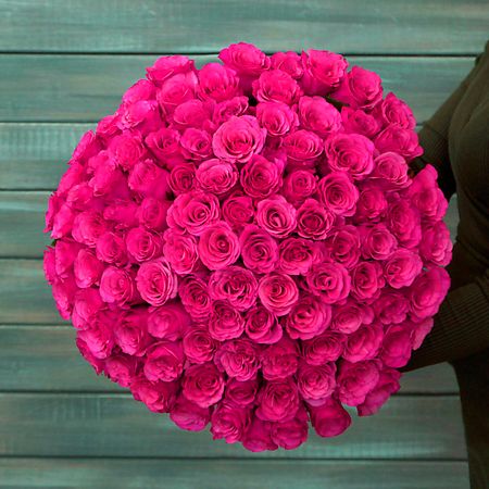 Букет живых цветов БУКЕТ МАРКЕТ ДАРИТЕ С УДОВОЛЬСТВИЕМ 75 малиновых роз с лентой Кения 40 см.