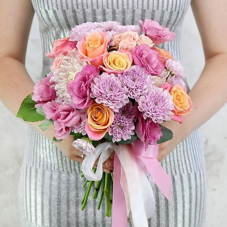 Букет живых цветов БУКЕТ МАРКЕТ ДАРИТЕ С УДОВОЛЬСТВИЕМ Букет из хризантем, роз и лизиантусов с листьями эвкалипта подарочные пакеты с листьями эвкалипта fengrise