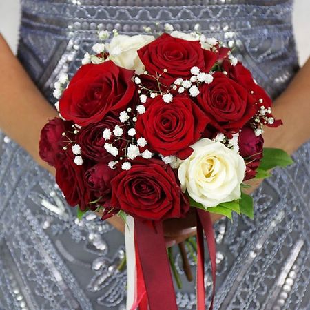 Букет живых цветов БУКЕТ МАРКЕТ ДАРИТЕ С УДОВОЛЬСТВИЕМ Букет из роз, гипсофил и салала