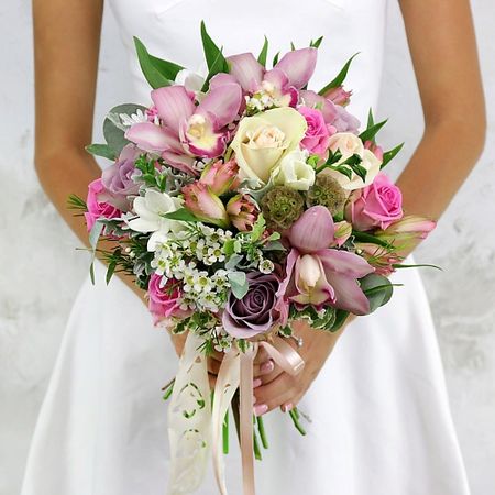 Букет живых цветов БУКЕТ МАРКЕТ ДАРИТЕ С УДОВОЛЬСТВИЕМ Букет из орхидей, роз, скабиозы и эвкалипта