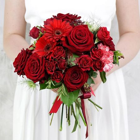 Букет живых цветов БУКЕТ МАРКЕТ ДАРИТЕ С УДОВОЛЬСТВИЕМ Букет невесты из роз, гербер, нигеллы и эвкалипта