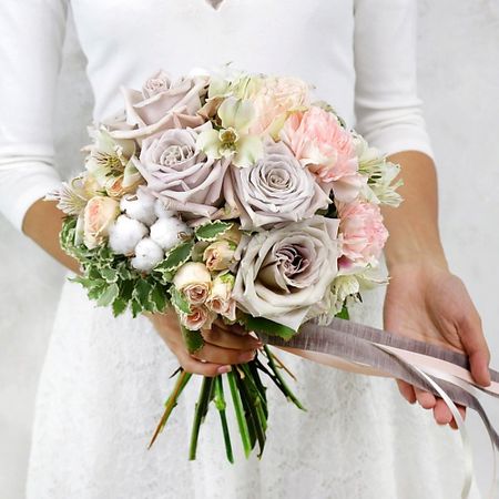 Букет живых цветов БУКЕТ МАРКЕТ ДАРИТЕ С УДОВОЛЬСТВИЕМ Букет из роз, альстромерий, гвоздик и хлопка