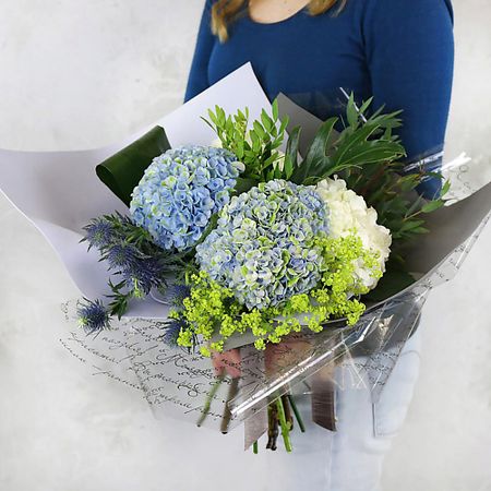 Букет живых цветов БУКЕТ МАРКЕТ ДАРИТЕ С УДОВОЛЬСТВИЕМ Креативный букет из гортензий, листьев эвкалипта и филодендрона искусственный букет гортензий из шелка