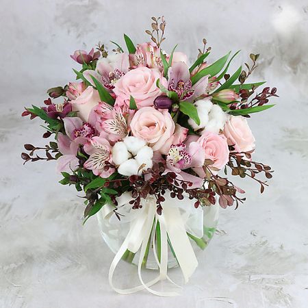 Букет живых цветов БУКЕТ МАРКЕТ ДАРИТЕ С УДОВОЛЬСТВИЕМ Букет из альстромерий, роз и хлопка