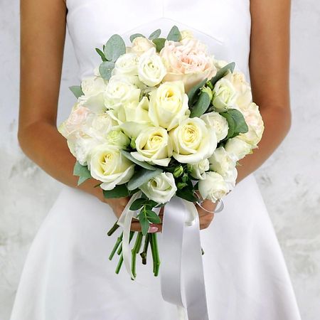 Букет живых цветов БУКЕТ МАРКЕТ ДАРИТЕ С УДОВОЛЬСТВИЕМ Букет из роз, эвкалипта и лизиантуса