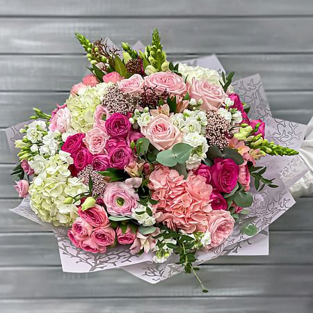 Букет живых цветов БУКЕТ МАРКЕТ ДАРИТЕ С УДОВОЛЬСТВИЕМ Букет из роз, гортензий и ранункулюсов искусственный букет гортензий из шелка