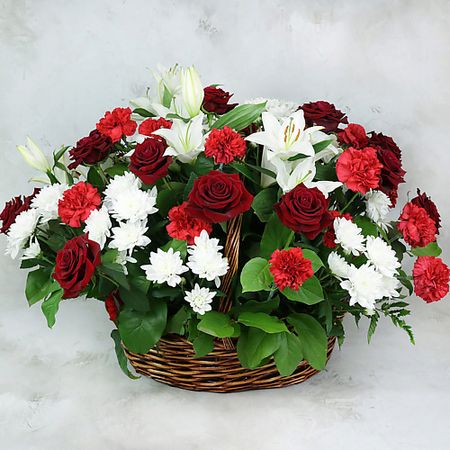 Букет живых цветов БУКЕТ МАРКЕТ ДАРИТЕ С УДОВОЛЬСТВИЕМ Траурная корзина. Розы, лилия, гвоздика и хризантема