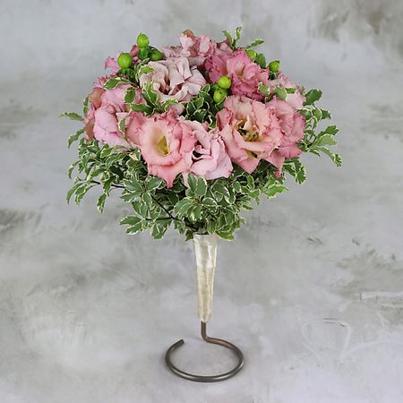 Букет живых цветов БУКЕТ МАРКЕТ ДАРИТЕ С УДОВОЛЬСТВИЕМ Букет невесты из розового лизиантуса с гиперикумом шар из розового кварца sisterstone