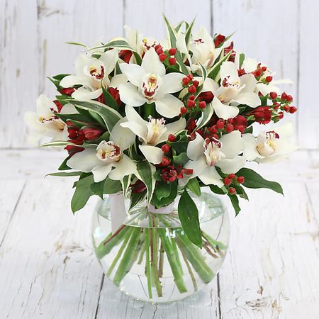 Букет живых цветов БУКЕТ МАРКЕТ ДАРИТЕ С УДОВОЛЬСТВИЕМ Букет из белых орхидей и гиперикума