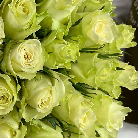 Букет живых цветов БУКЕТ МАРКЕТ ДАРИТЕ С УДОВОЛЬСТВИЕМ Букет из 29 белых Кенийских роз в шляпной коробке