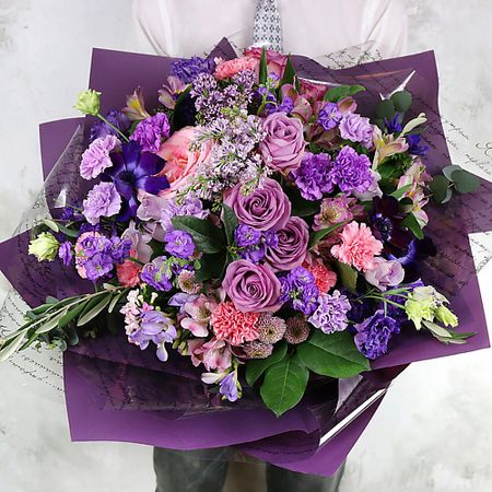 Букет живых цветов БУКЕТ МАРКЕТ ДАРИТЕ С УДОВОЛЬСТВИЕМ Букет из роз, анемонов, гвоздик и хризантем с листьями эвкалипта подарочные пакеты с листьями эвкалипта fengrise