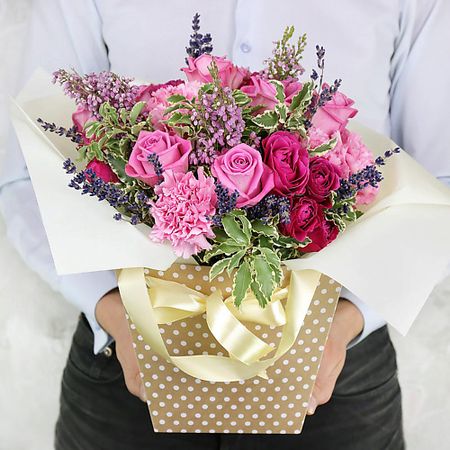 Букет живых цветов БУКЕТ МАРКЕТ ДАРИТЕ С УДОВОЛЬСТВИЕМ Композиция из роз, гвоздик и лаванды в подарочной коробке