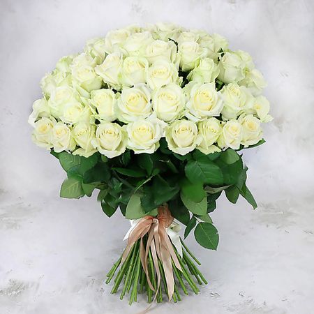 Букет живых цветов БУКЕТ МАРКЕТ ДАРИТЕ С УДОВОЛЬСТВИЕМ Букет из 75 белой розы Аваланж Россия 60 см.