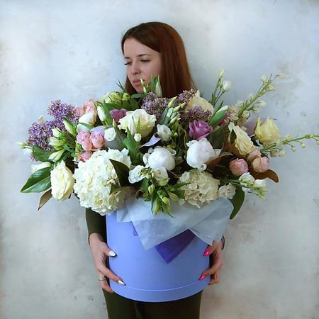 Букет живых цветов БУКЕТ МАРКЕТ ДАРИТЕ С УДОВОЛЬСТВИЕМ Весенний букет в шляпной коробке крокус весенний пиквик 6 шт