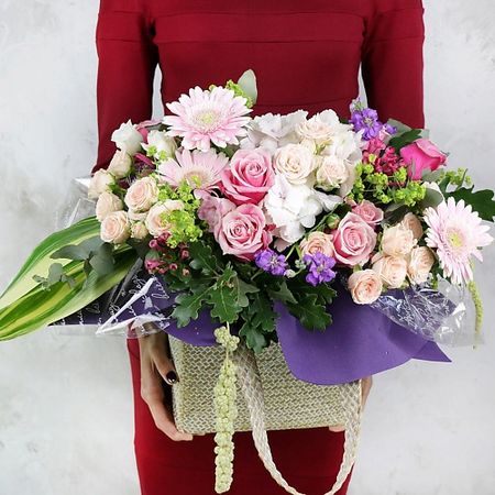 Букет живых цветов БУКЕТ МАРКЕТ ДАРИТЕ С УДОВОЛЬСТВИЕМ Композиция из роз, гортензий, гербер и маттиол искусственный букет гортензий из шелка