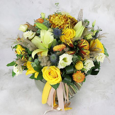 Букет живых цветов БУКЕТ МАРКЕТ ДАРИТЕ С УДОВОЛЬСТВИЕМ Букет из лилии, роз, эрингиума и лизиантуса букет лилии конэко о искусственный 25 см