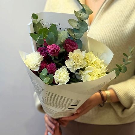 Букет живых цветов CHALET GREEN Букет из кустовых роз, гортензии и белых диантусов